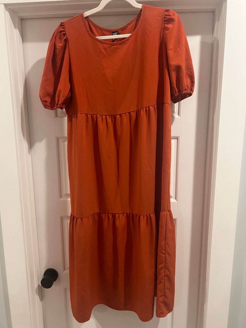 Women’s Rust Tiered Midi Dress with Puff Sleeves